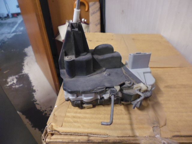 Serratura sportello anteriore sinistro Peugeot 307 dal 2000 al 2005.