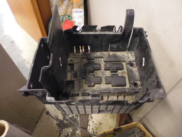 Scatola porta batteria Citroen C2 motore 8HX 1,4 HDI 50 kw.