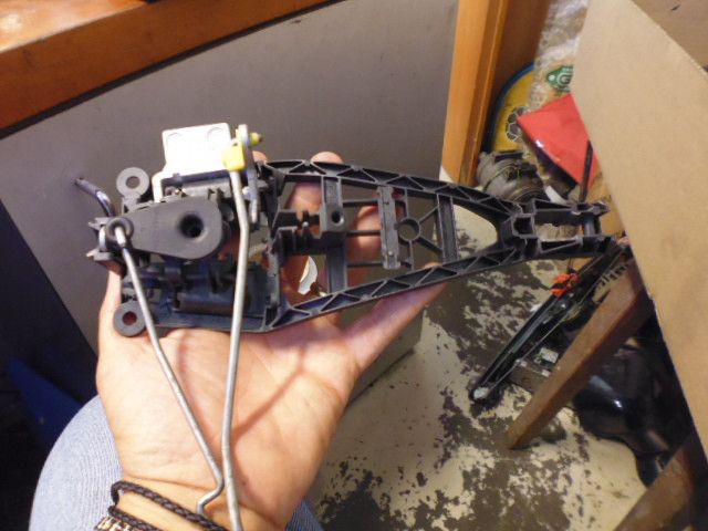 Supporto base maniglia esterna anteriore sinistra Opel Zafira B.