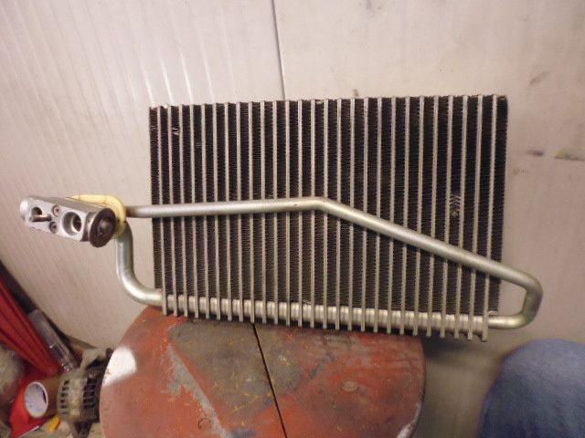 Evaporatore radiatore aria condizionata A2098300258 completo di valvola di espansione 2308300184 Mercedes classe C W203. Evaporatore radiatore aria condizionata A2098300258 completo di valvola di espansione 2308300184 Mercedes classe C W203.