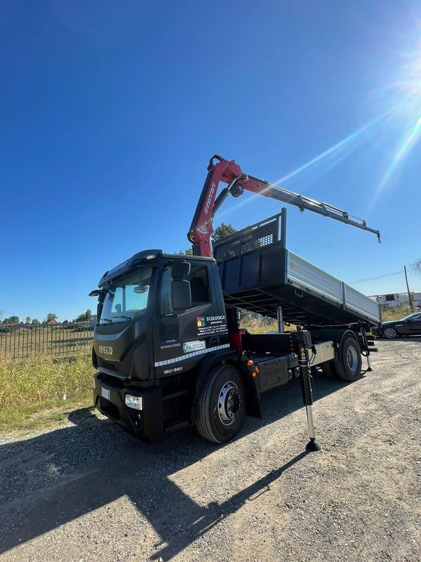IVECO 180 CON GRU FERRARI CON ARGANO