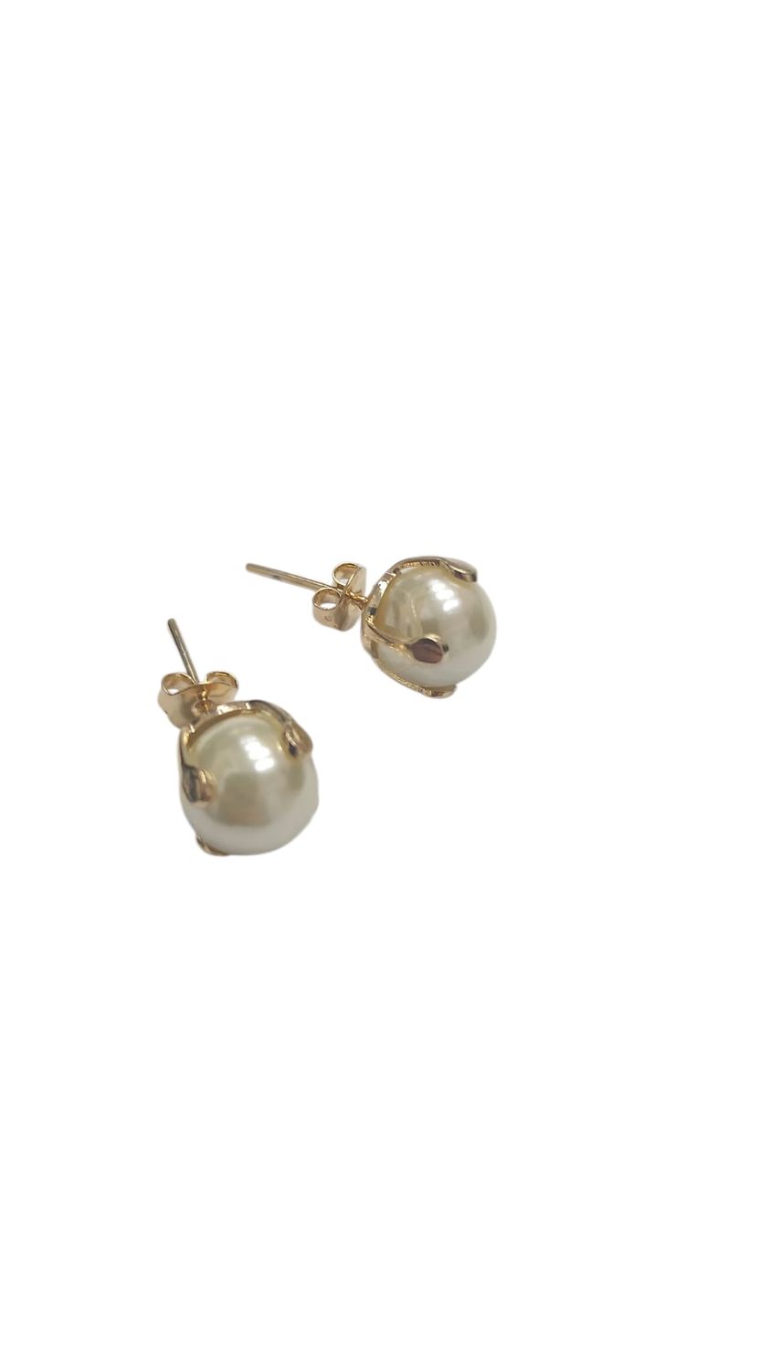 Perlas engarzadas, color dorado, tamaño mediano.