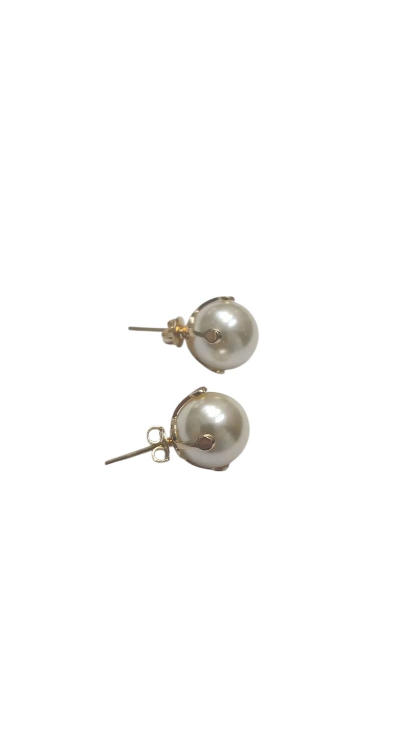 Perlas engarzadas, color dorado, tamaño grande.