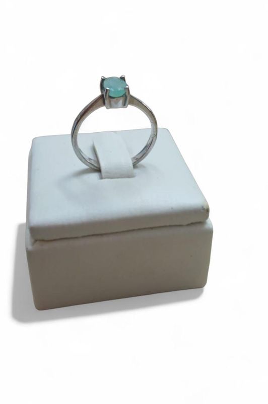Anillo plata 925, con piedra natural en tono verde.