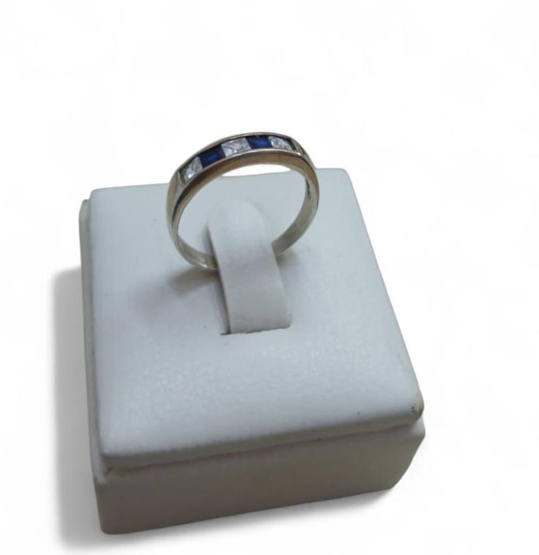 Anillo plata 925, con piedra en tono azul y plata.