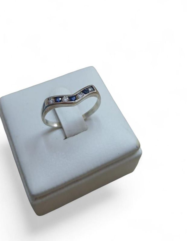 Anillo plata 925, con piedra en tono azul y plata.