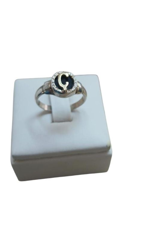 Anillo plata 925,  1 inicial, fondo ónix o nácar.