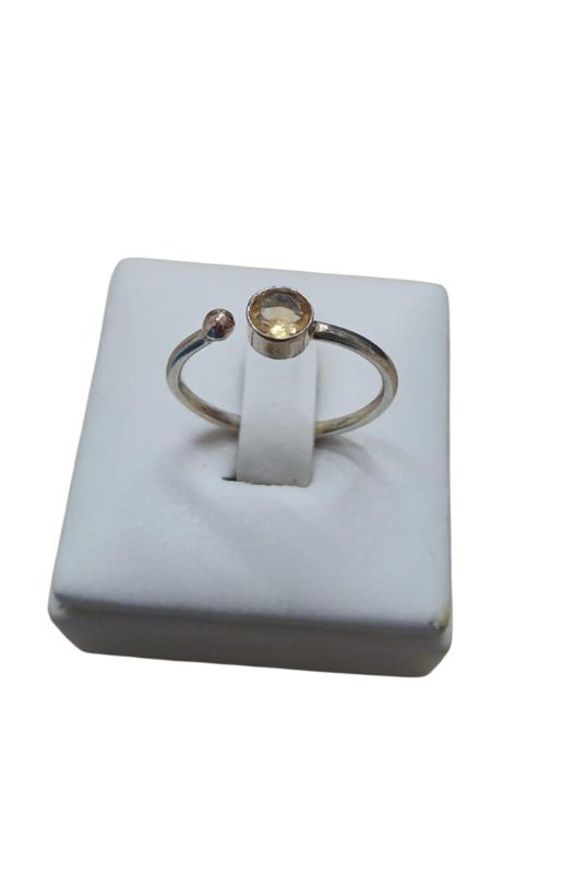 Anillo plata 925 con piedra en tono verde.