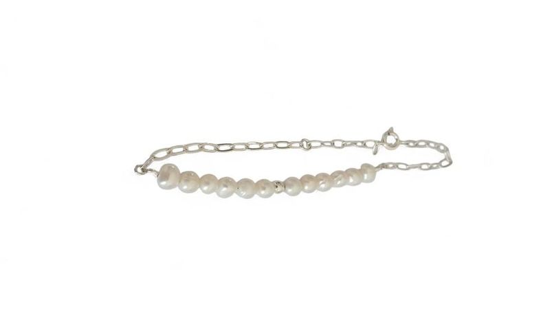 Pulsera plata con detalles en perlas