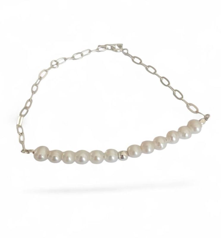 Pulsera plata con detalles en perlas