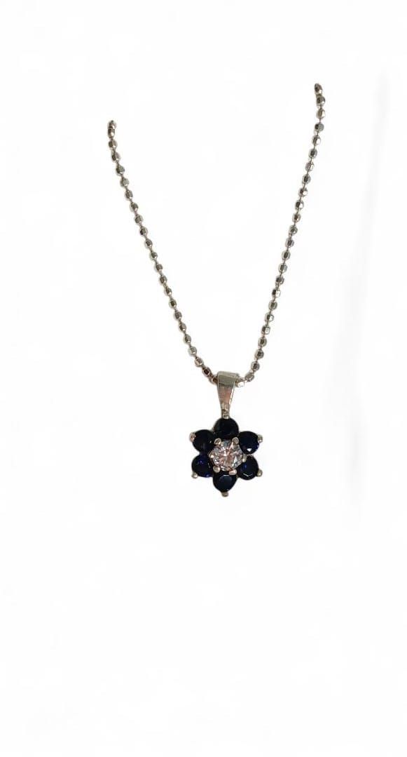 Cadena con dije flor y piedras azules. plata 925