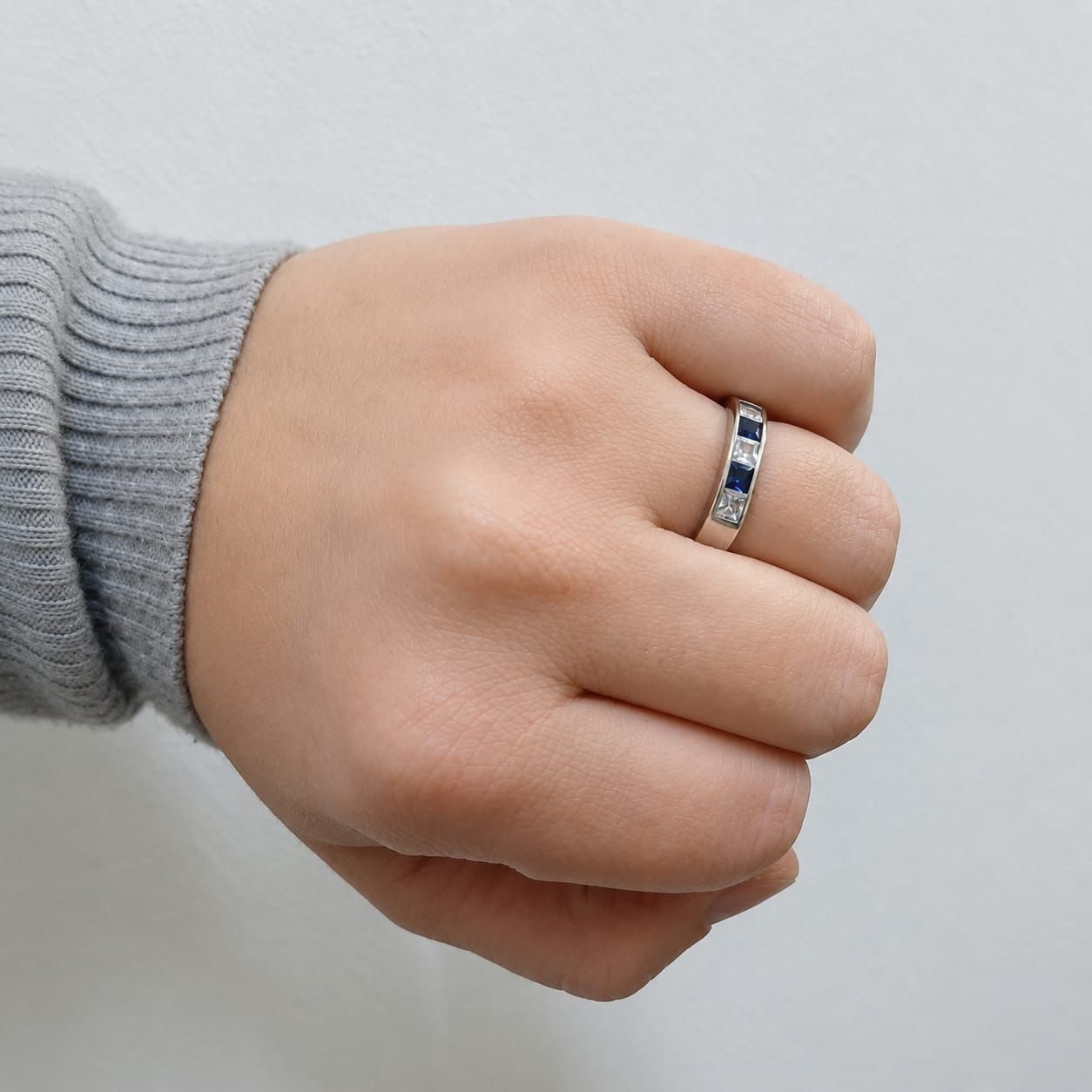 Anillo plata 925, con piedra en tono azul y plata.