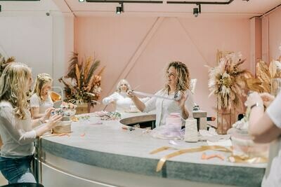 Jullie eigen prive feestje? Datum in overleg. Quarantaine Flower Experience: Bloementaart of flowercrown incl. selfie tijd met 5 unieke decors (prijs p.p, vanaf 8 personen exclusief te boeken) Jullie eigen prive feestje? Datum in overleg. Quarantaine Flower Experience: Bloementaart of flowercrown incl. selfie tijd met 5 unieke decors (prijs p.p, vanaf 8 personen exclusief te boeken)