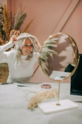 Zaterdag 15 augustus om 14:00 Quarantaine Flower Experience: Flowercrown van droogbloemen incl. selfie tijd met 5 unieke decors (max 8 personen, vol = vol) Zaterdag 15 augustus om 14:00 Quarantaine Flower Experience: Flowercrown van droogbloemen incl. selfie tijd met 5 unieke decors (max 8 personen, vol = vol)