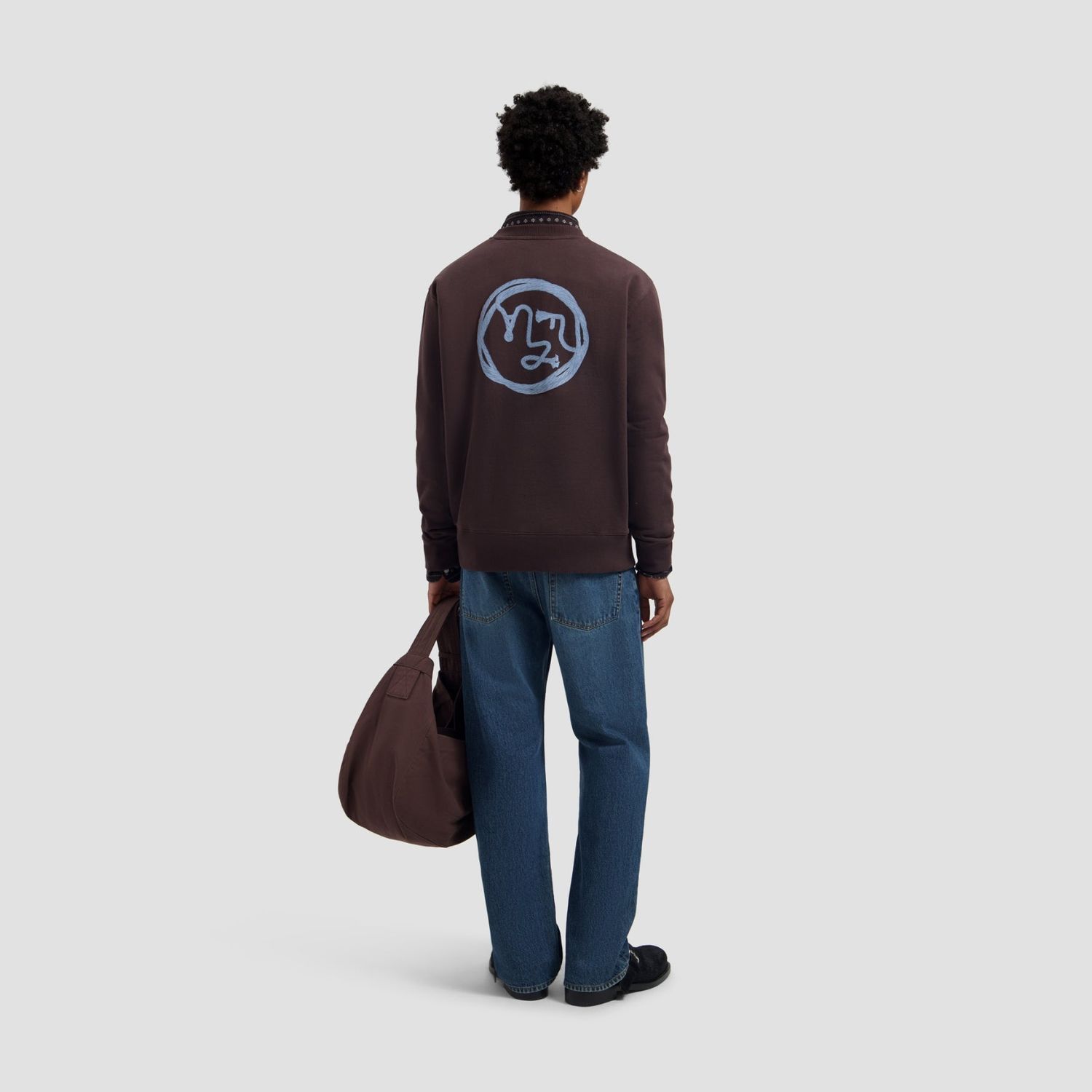 ØLÅF Lasso Face Crewneck Chocolate Plum, worn, full look