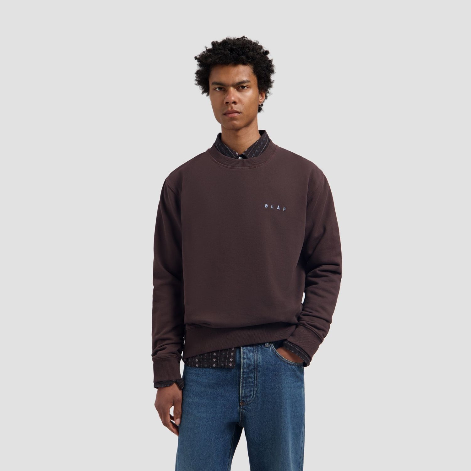 ØLÅF Lasso Face Crewneck Chocolate Plum, worn