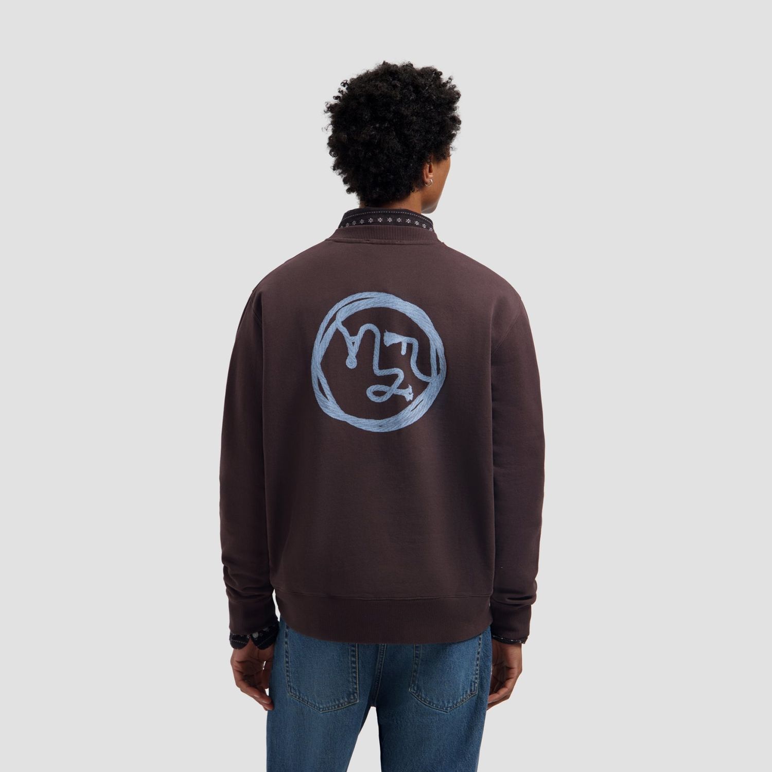 ØLÅF Lasso Face Crewneck Chocolate Plum, worn