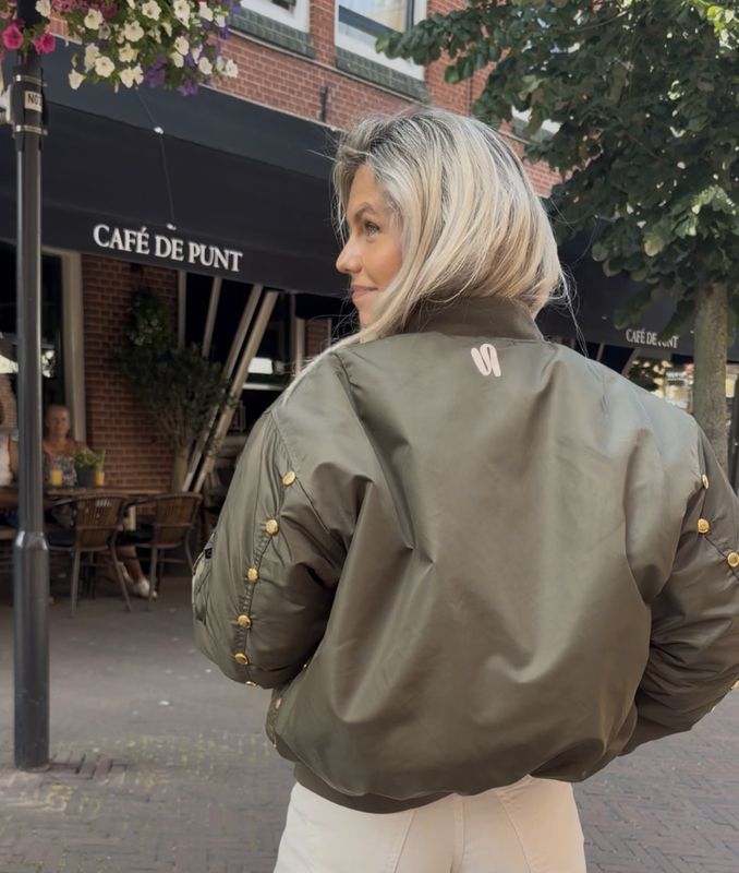 Suus the Label Bomber studs arms