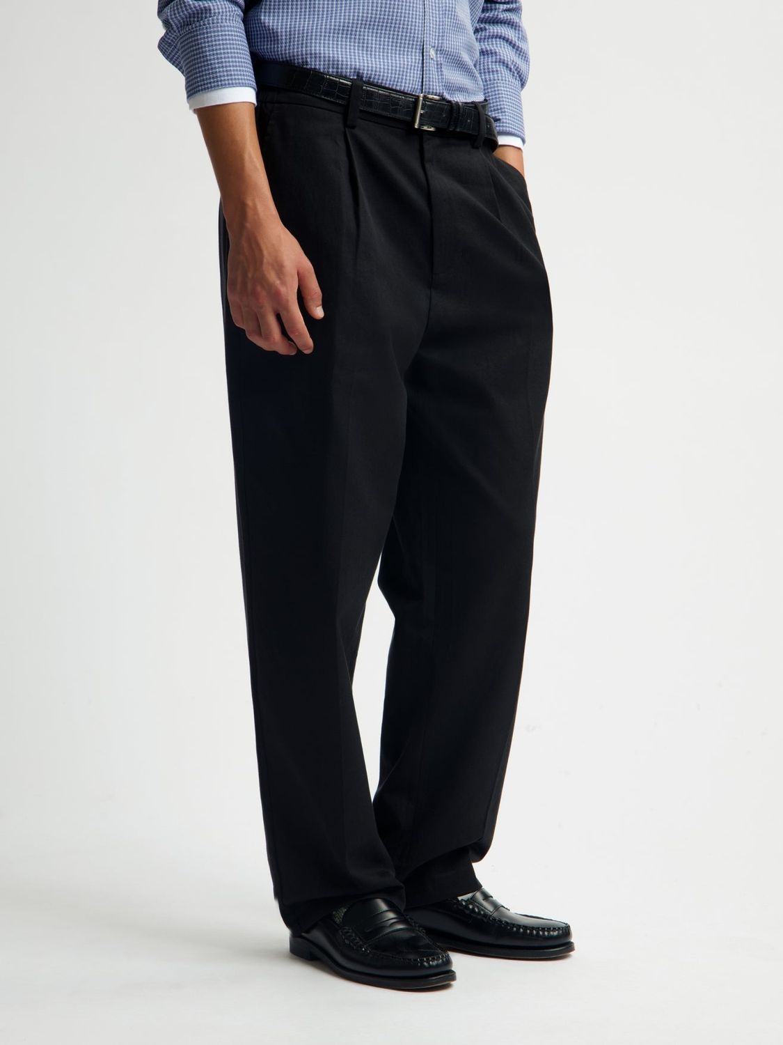 ØLÅF Regular Pleated Pant Black, worn