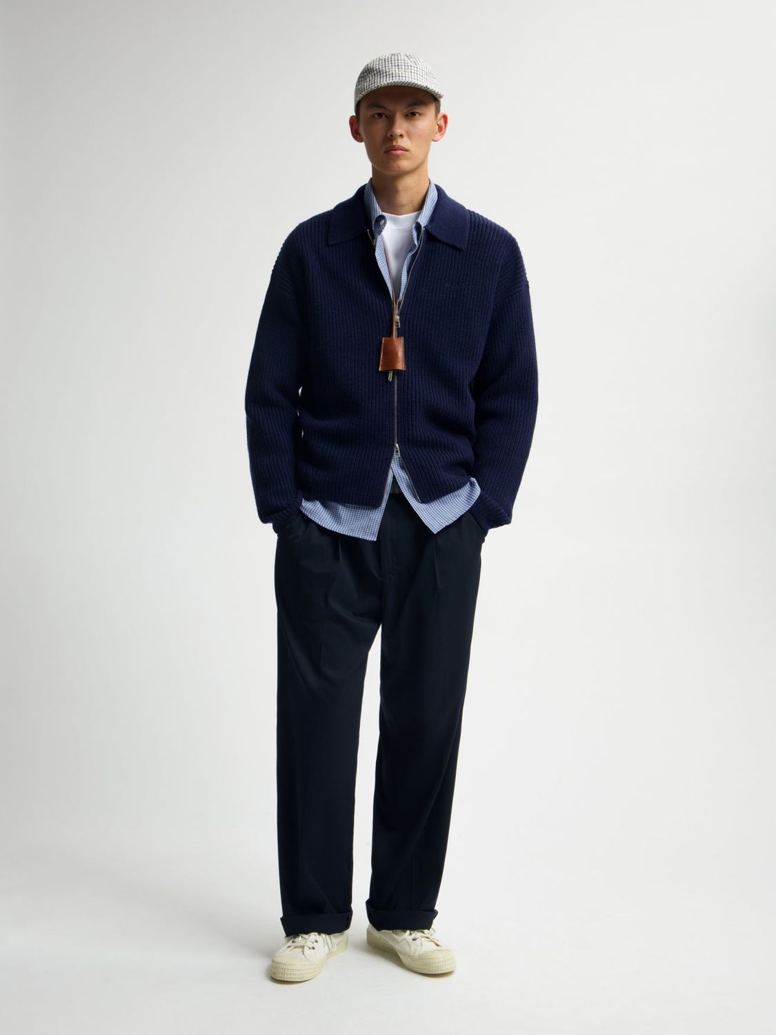 ØLÅF Regular Pleated Pant Black, worn, full look