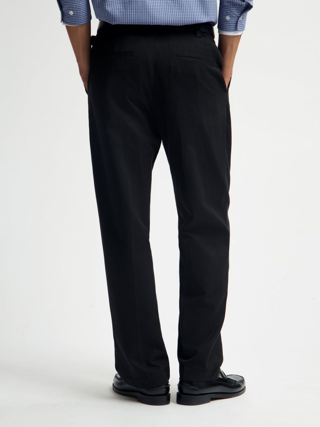 ØLÅF Regular Pleated Pant Black, worn
