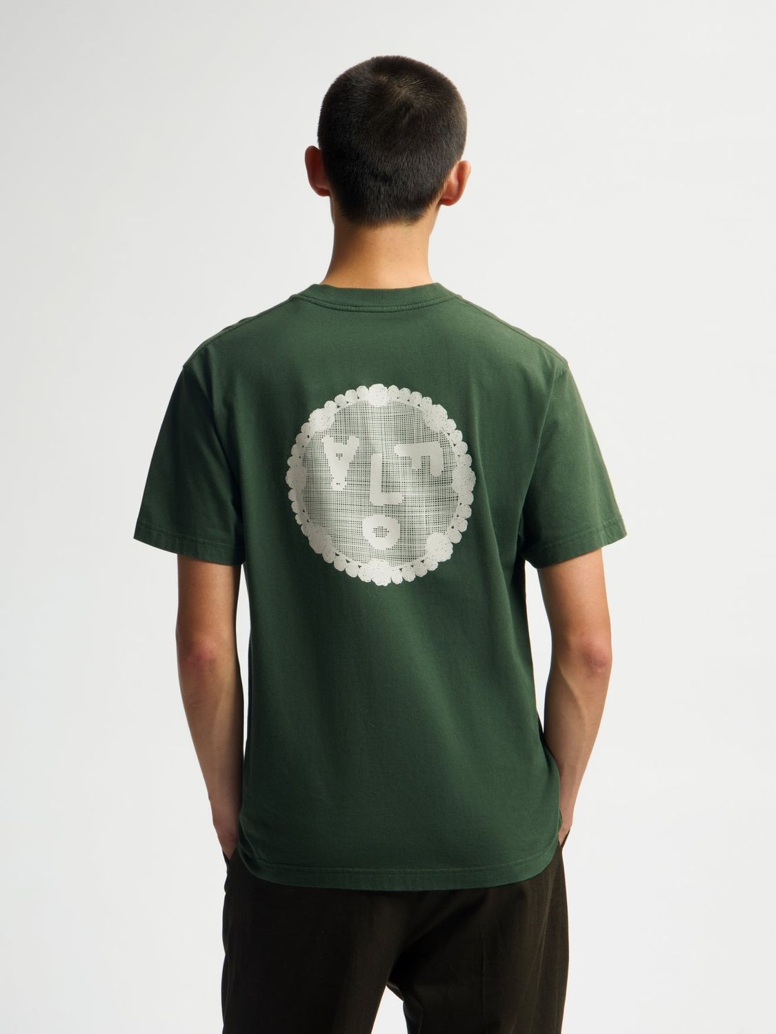 ØLÅF Doily Face Tee Kombu Green, worn