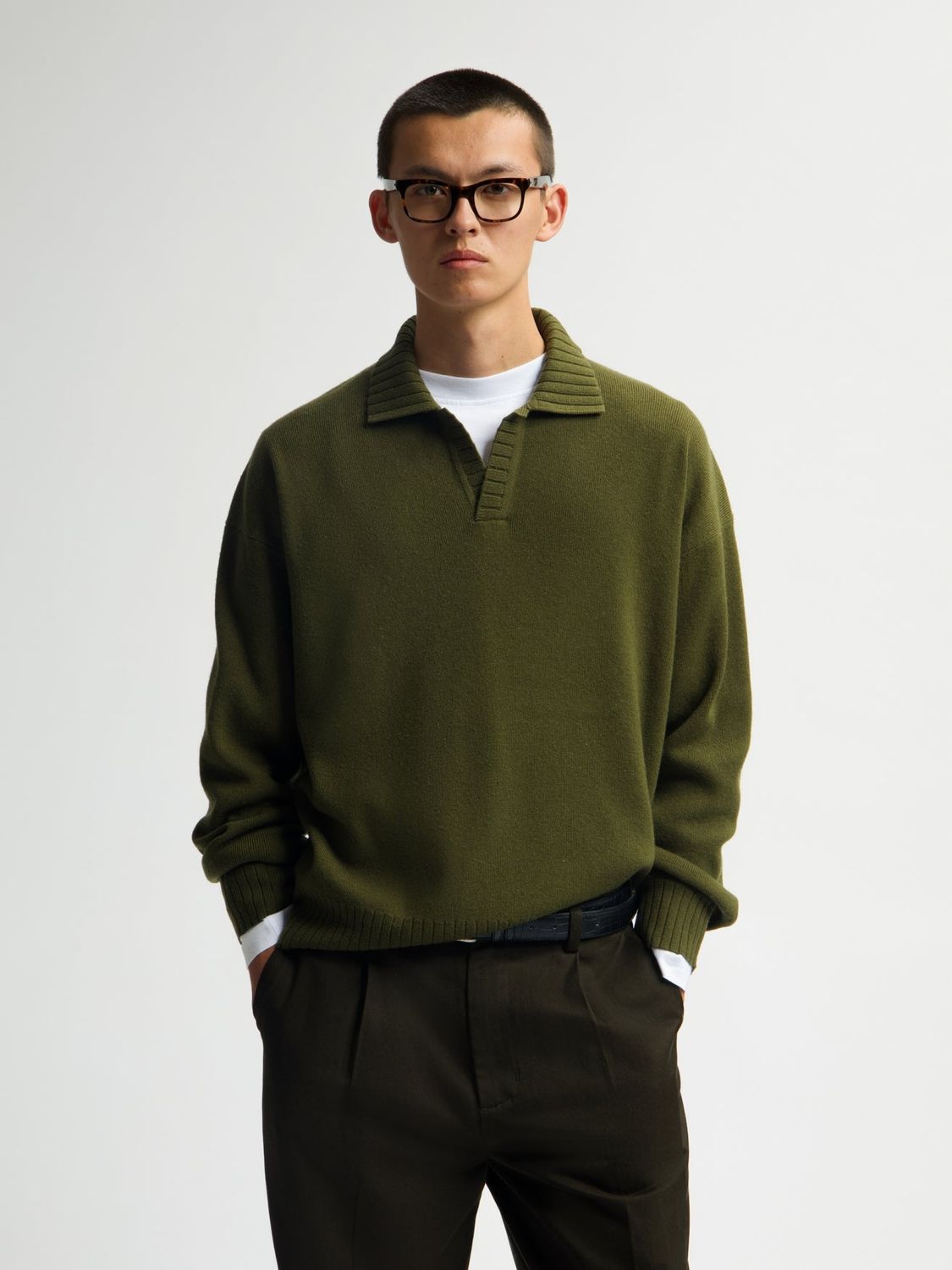 ØLÅF Essential Knitted Polo Kombu Green, worn
