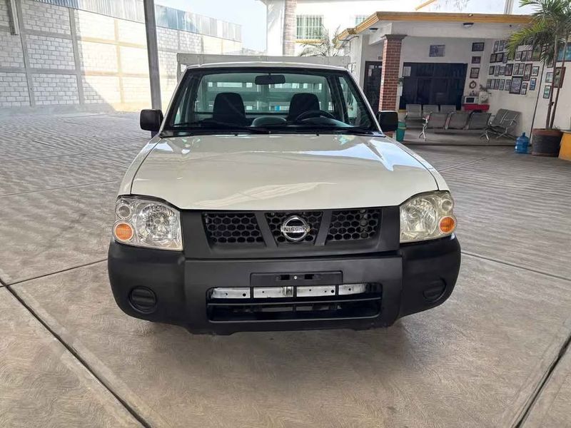 NISSAN NP300 ESTACAS 2012