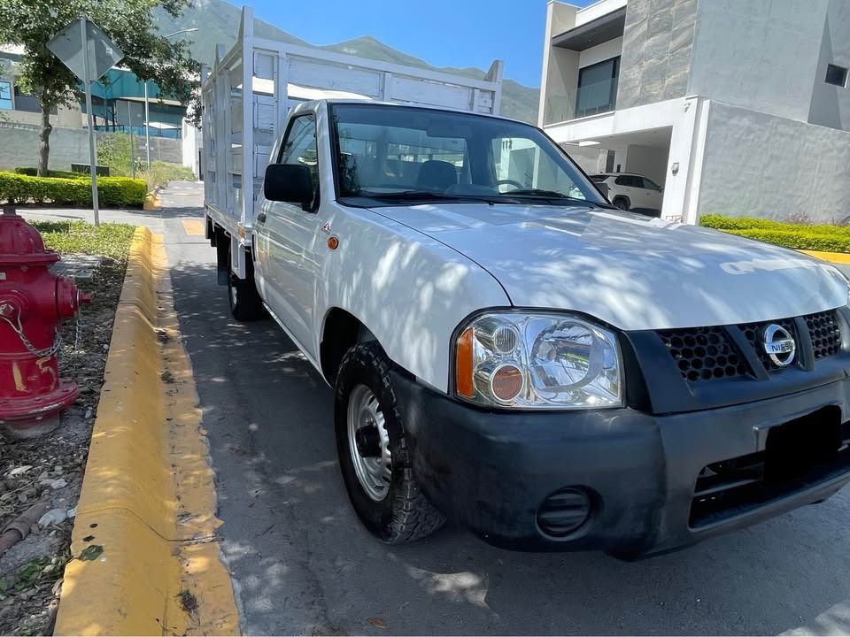 ​NISSAN NP300 ESTACAS 2009