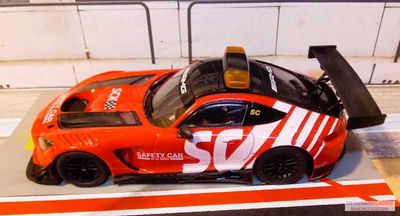 Mercedes AMG GT3 im Safety Car Design mit Zusatzleuchten