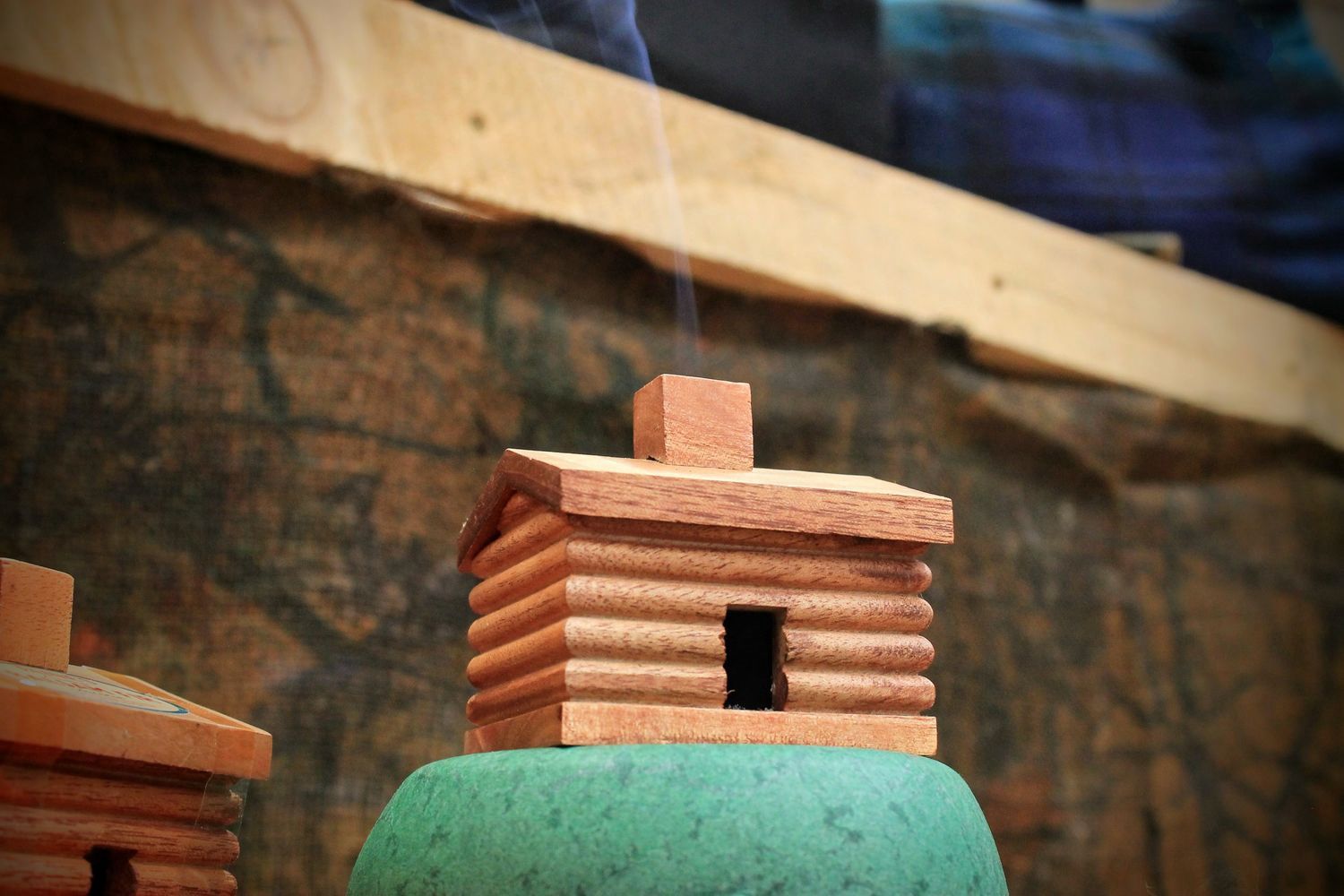 Paine&#39;s Genuine Log Cabin Incense Burner with Balsam Fir Incense