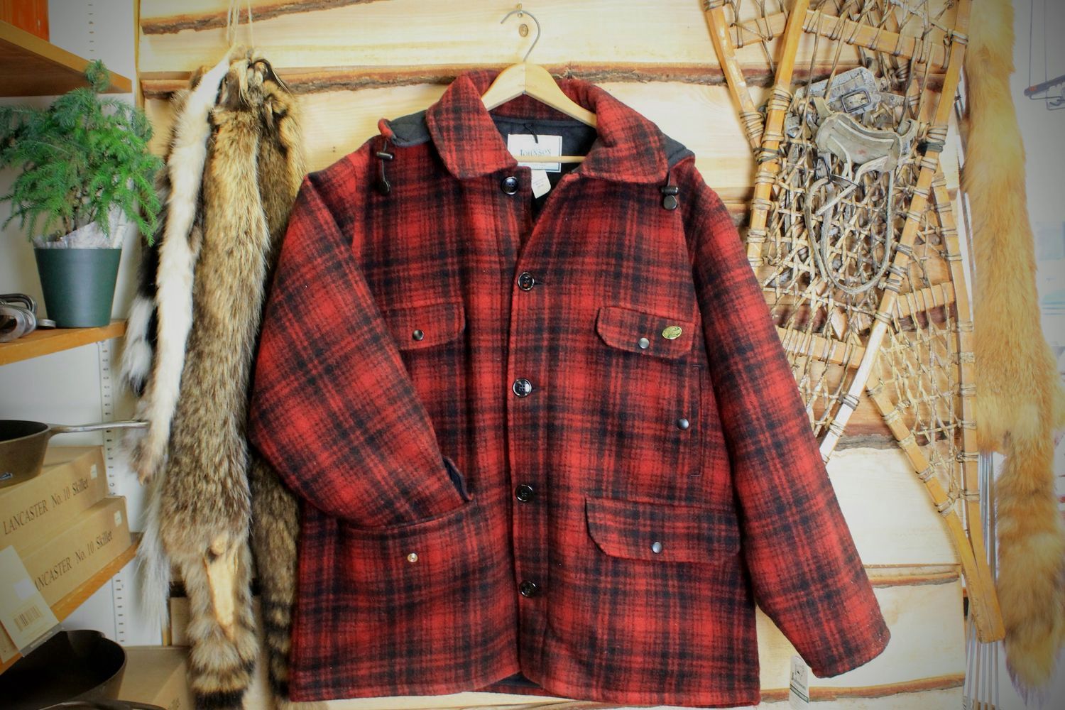 Johnson Woolen Mills Men&#39;s Classic Button Mackinaw