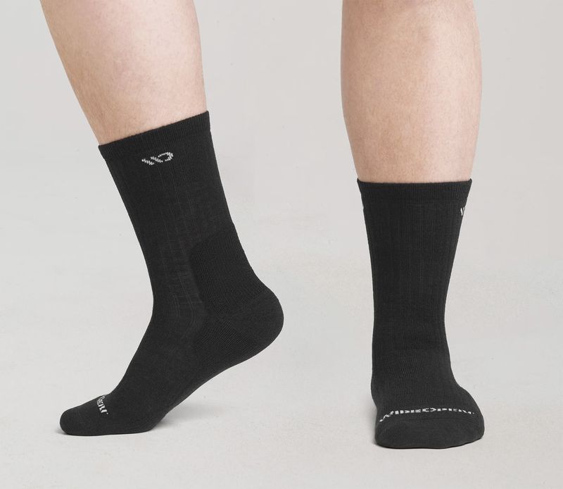 Darn Tough Wide Open Socks 9001 - Black
