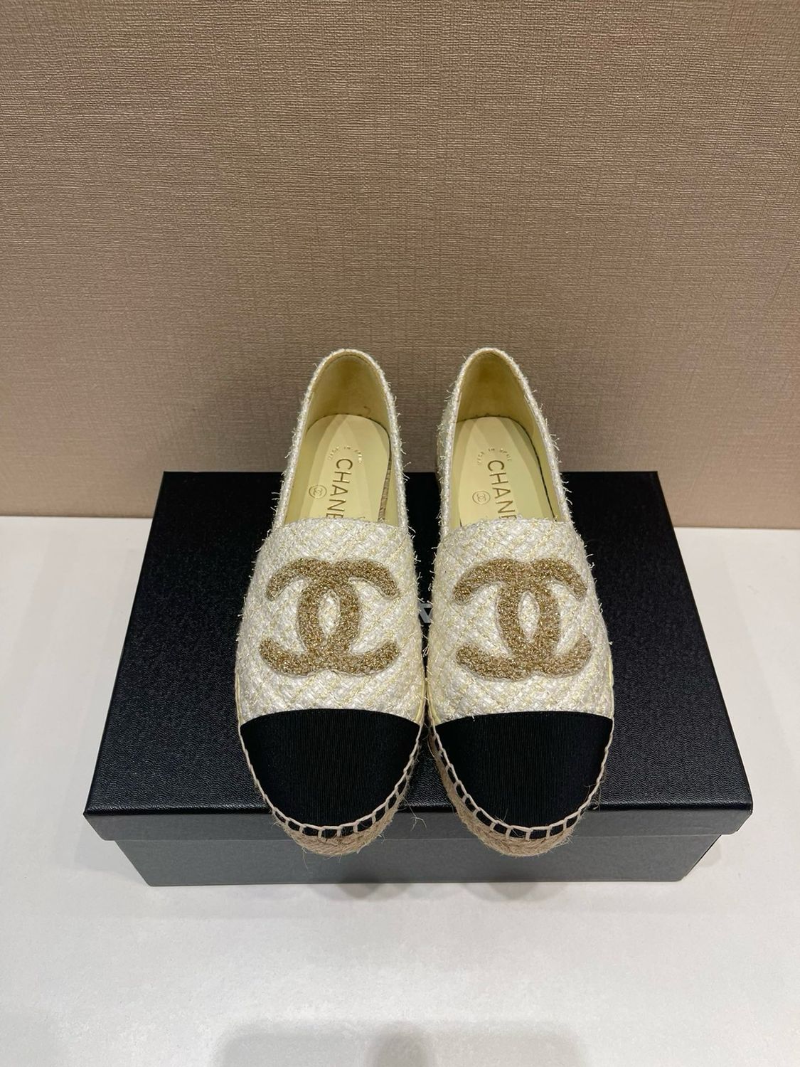 Classic shoes Chanel