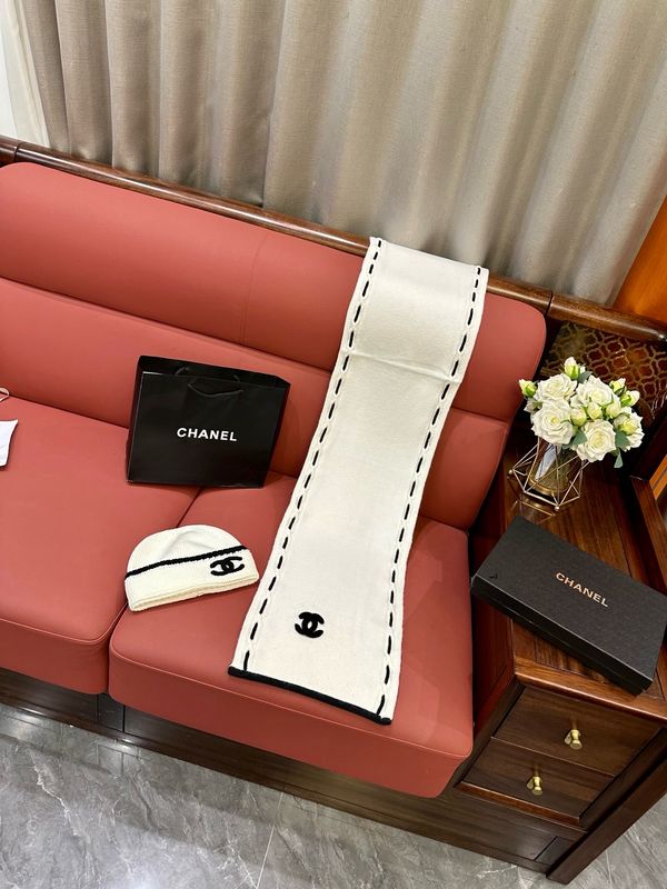 Set of scarf and hat Chanel
