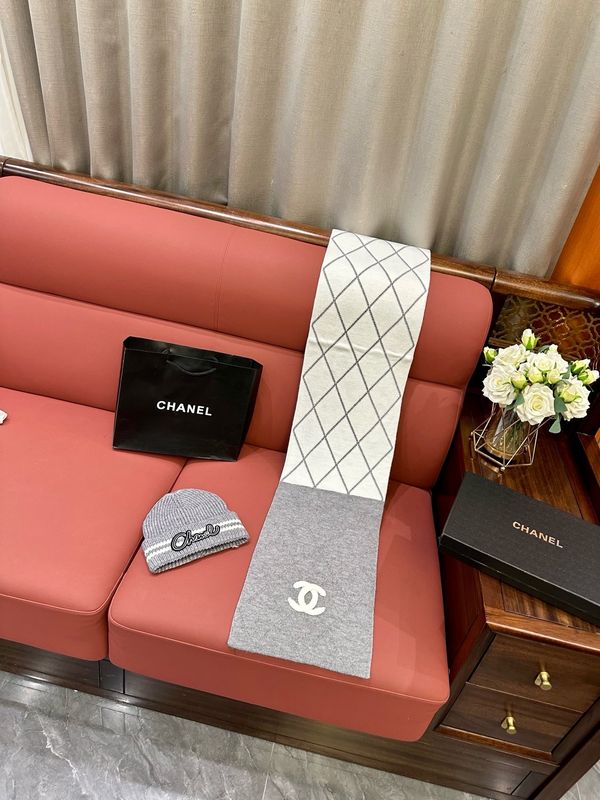 Set of scarf and hat Chanel