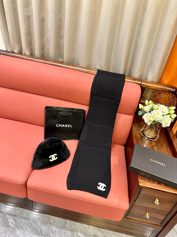 Set of scarf and hat Chanel