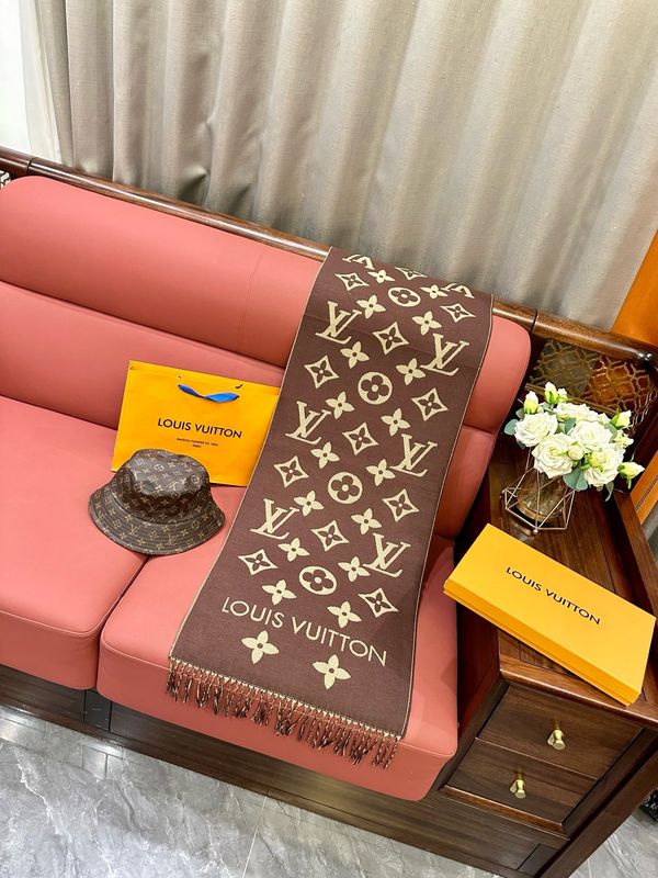Set of scarf and hat Louis Vuitton