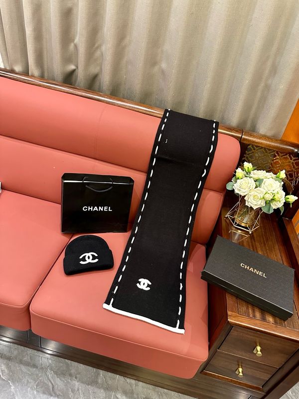 Set of scarf and hat Chanel