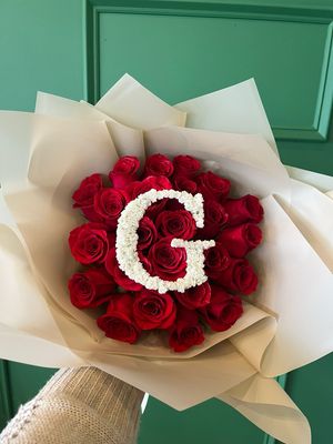 24 Roses Wrapped With Baby’s Breath Initial 🤍 24 Roses Wrapped With Baby’s Breath Initial 🤍