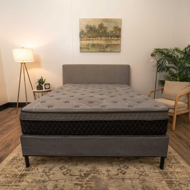 Standard Foundation - Queen