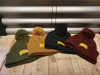 Monkey Climber Pom Pom beanie burgundy