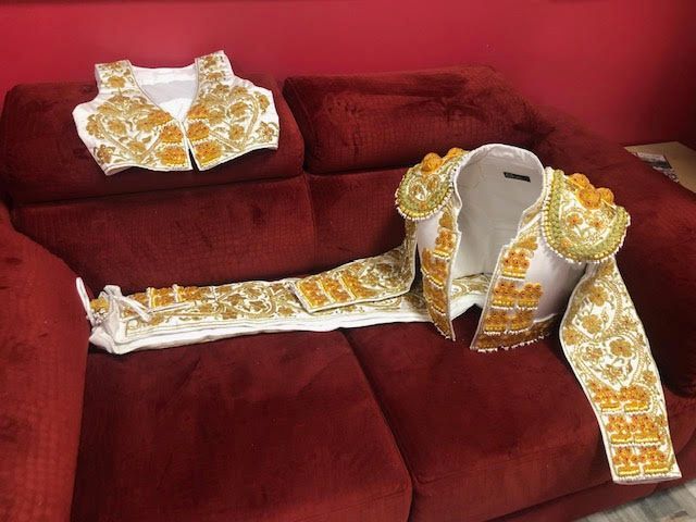 TRAJES EN ORO