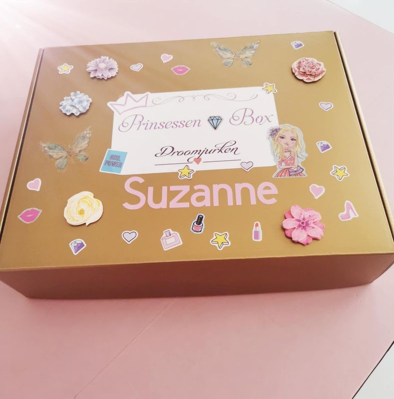 Gepersonaliseerde prinsessenbox met naam van het kindje en feestelijke versiering