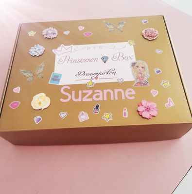 Gepersonaliseerde prinsessenbox met naam van het kindje en feestelijke versiering