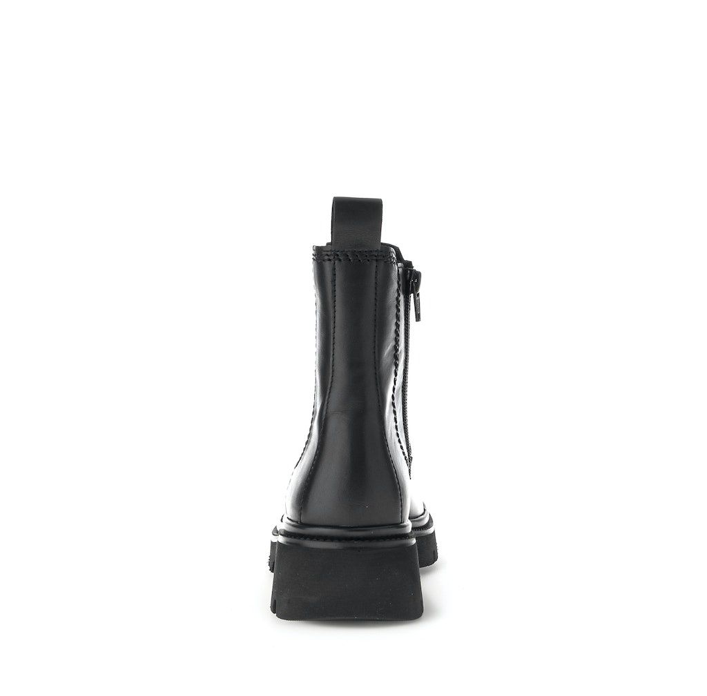 Chelsea Boots with Zipper in Black