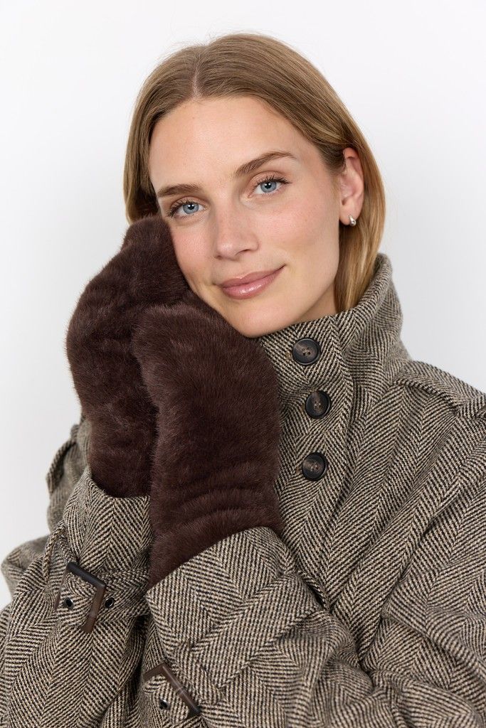 Vendla Gloves in Chocolate Plum