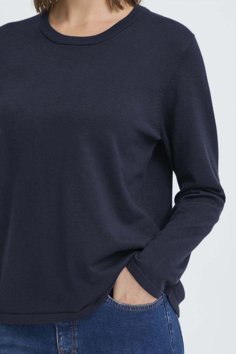 Luls O-Neck Pullover in Total Eclipse