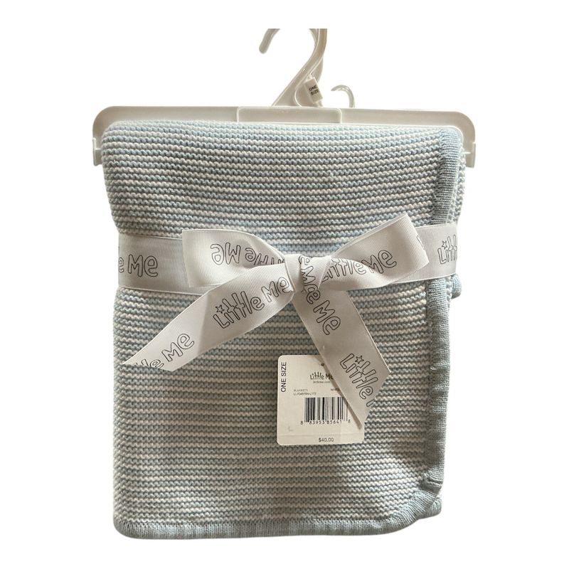 white/blue textured blanket