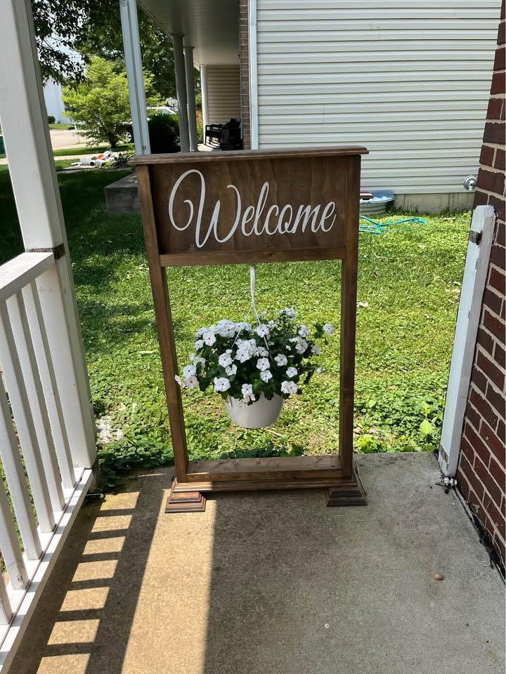 Interchangeable welcome sign
